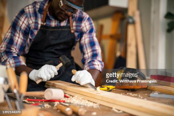 shaping wood - chisel fotografías e imágenes de stock