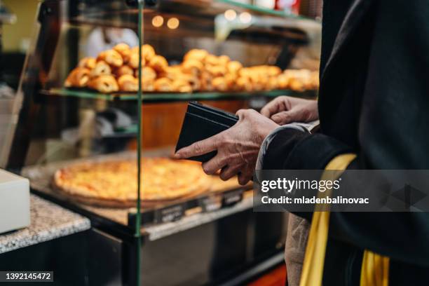 check-out-schalter in der bäckerei - cash back stock-fotos und bilder