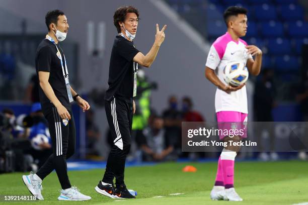 Head coach Hong Myung-Bo of Ulsan Hyundai calls for a play as Arif Aiman of Johor Darul Ta'zim prepares to throw in during the first half of the AFC...
