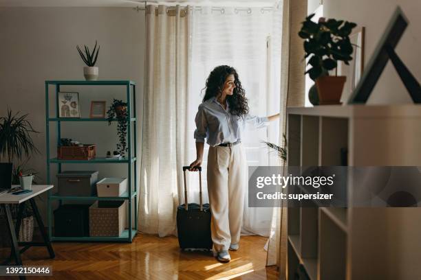 it`s time to travel - arriving home stockfoto's en -beelden