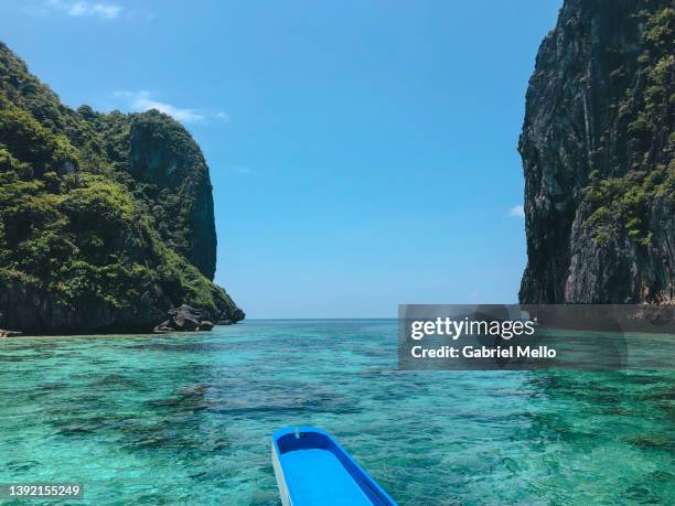 boat passing through big rock formations in el nido - laguna fotografías e imágenes de stock