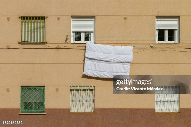 duvet drying after laundry - airing stockfoto's en -beelden