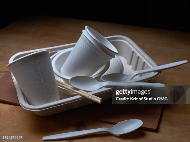 the biodegradable eating utensil on the wooden table - biodegradable photos et images de collection