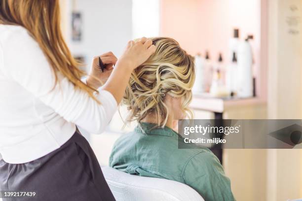 woman at hairdresser - hair salon stock pictures, royalty-free photos & images