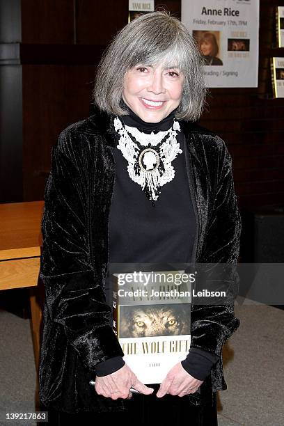 Anie Rice 92 Anne Rice Signs Copies Of The Wolf Gift Stock Photos, High-Res ...