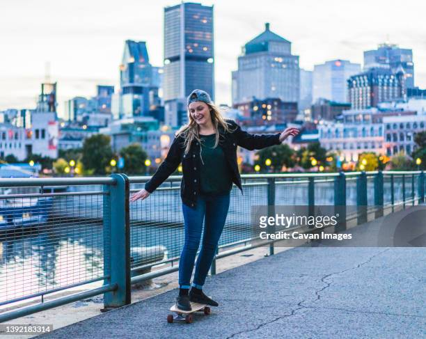 portrait of young teenage girl enjoying autumn day - montreal city fotografías e imágenes de stock