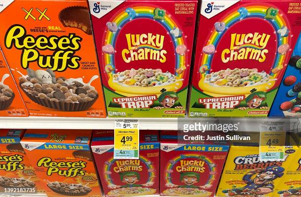 atributo depositar siga adelante Boxes of General Mills Lucky Charms cereal are displayed on a shelf... News  Photo - Getty Images