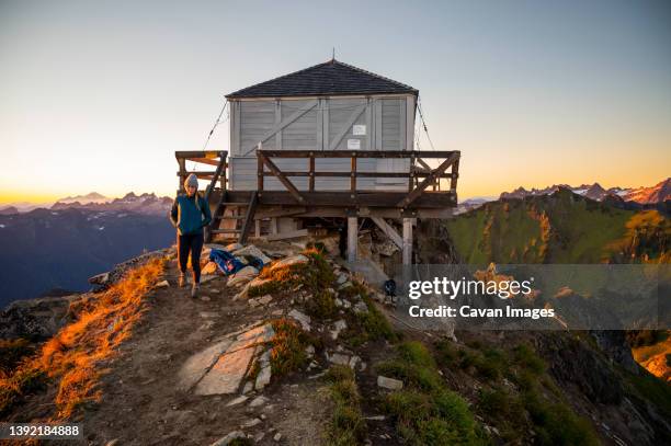 female at green mountain fire lookout - torre de observação imagens e fotografias de stock