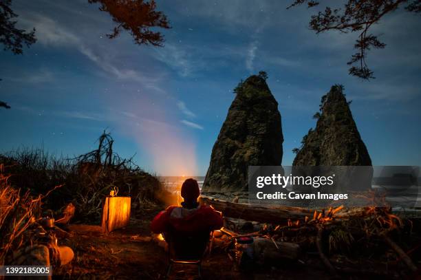 campsite with glow of a campfire in olympic national park - olympic nationalpark stock-fotos und bilder