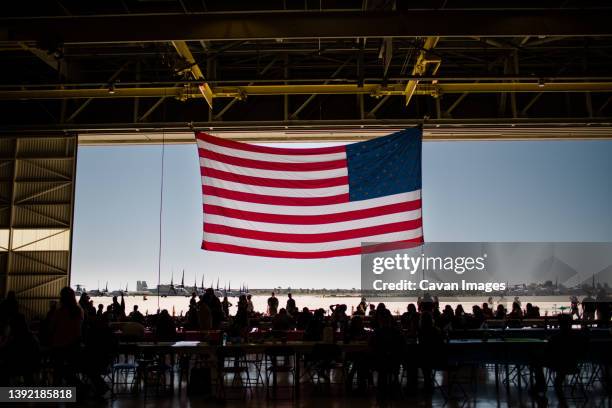 military homecoming at miramar base in san diego - base militaire photos et images de collection