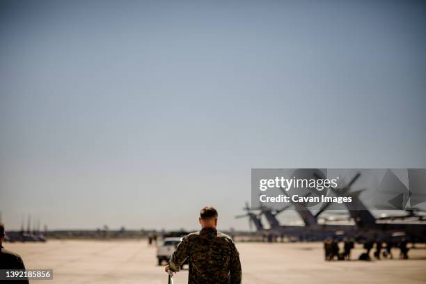 soldier standing on tarmac at miramar military base in san diego - armée américaine photos et images de collection