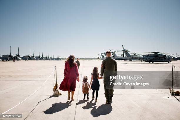 military family reuniting at miramar in san diego - dispiegamento di forze armate foto e immagini stock