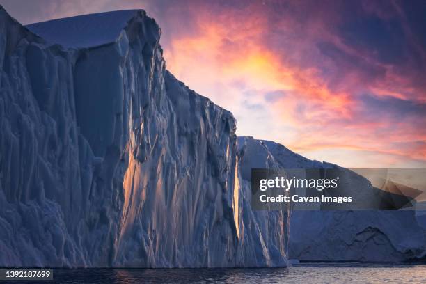 whimsical textures and shapes of the icebergs - poolkap stockfoto's en -beelden