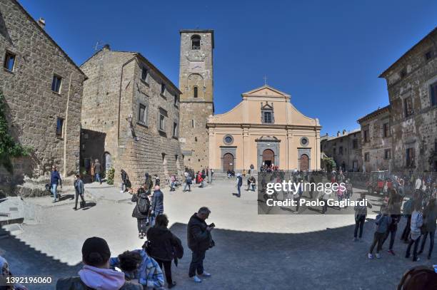 plaza s. donato di civita di bagnoregio - civita di bagnoregio fotografías e imágenes de stock