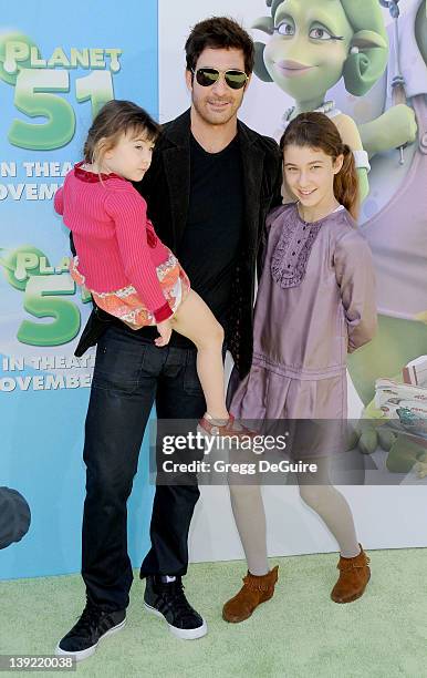 Dylan McDermott and children Colette Rose and Charlotte Rose arrive at "Planet 51" Premiere at the Mann Village Theater on November 14, 2009 in...