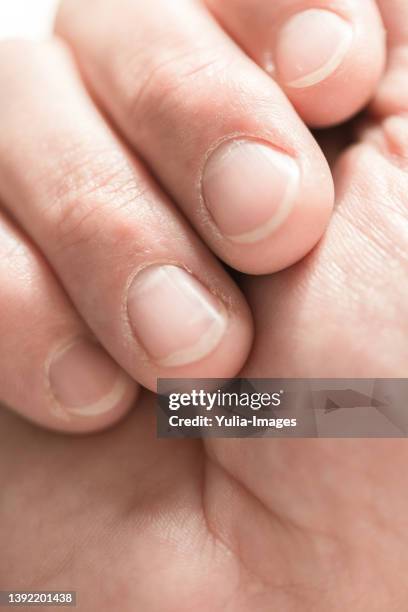 male hand with focus on fingernails - cutícula fotografías e imágenes de stock