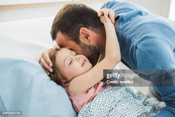 family in hospital - girl in hospital bed sick stock pictures, royalty-free photos & images