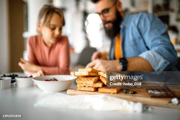 petit déjeuner sucré pour le dimanche matin - gaufre photos et images de collection