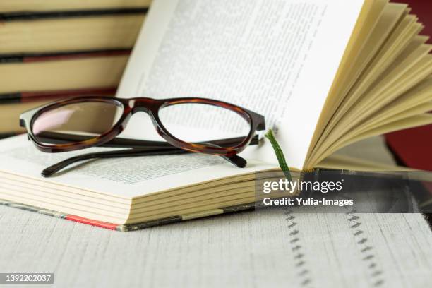 reading glasses on an open book - reading glasses 個照片及圖片檔