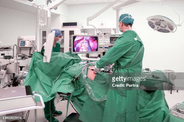 surgeons performing surgery on a patient in operation room - bariatric stock pictures, royalty-free photos & images