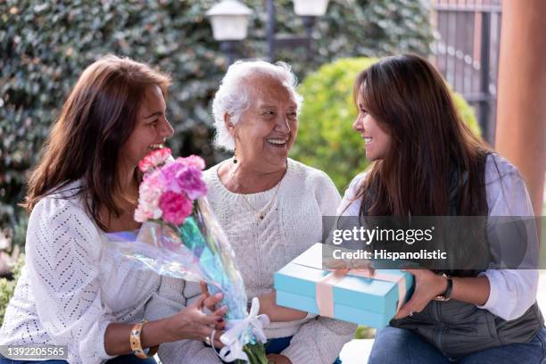 three generations portrait celebrating motherâs day all smiling very happy - dia da mãe imagens e fotografias de stock