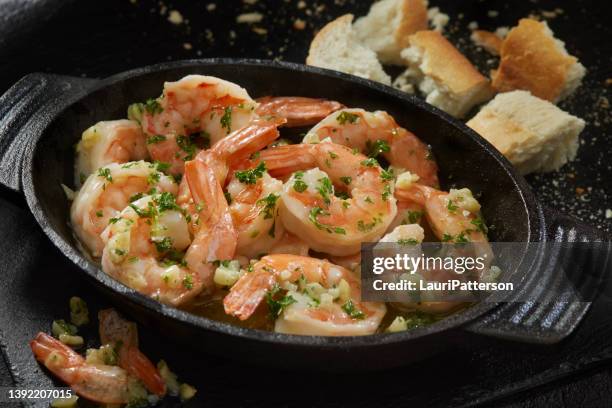 shrimp scampi - peterselie stockfoto's en -beelden
