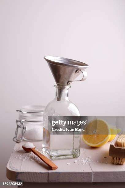 pulizia a rifiuti zero - aceto foto e immagini stock