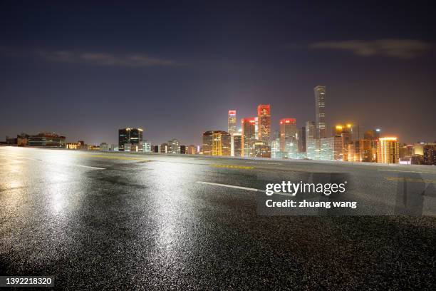 wet road and city night - asphalt von oben stock-fotos und bilder