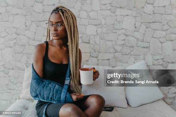 young woman with immobilized right arm - broken arm stock pictures, royalty-free photos & images