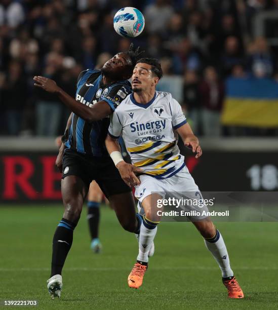 Duvan Zapata of Atalanta BC competes for the ball with Koray Gunter of Hellas Verona during the Serie A match between Atalanta BC and Hellas Verona...