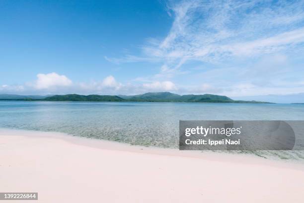 white sand tropical beach, kohama island, okinawa, japan - kohama island foto e immagini stock