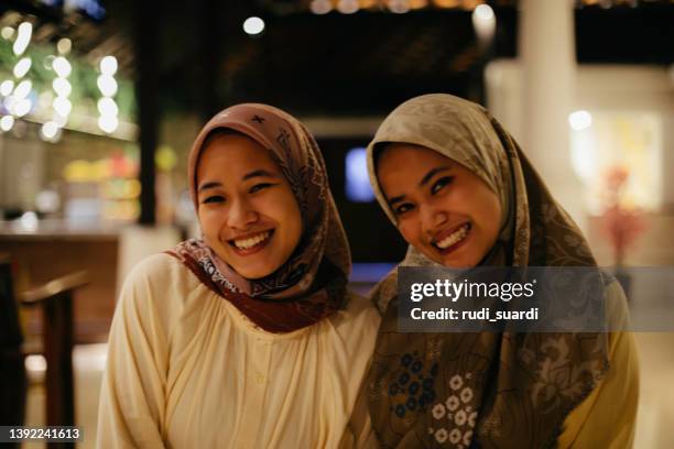 portrait smiling muslim woman - islamic front member stock pictures, royalty-free photos & images