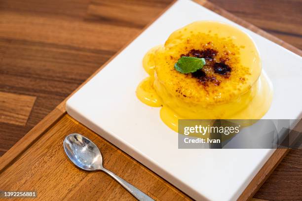 souffle pancake with custard sauce - カスタード ストックフォトと画像