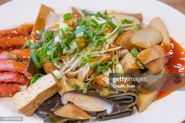 taiwanese style side dish, red braised pork belly, tofu and seaweed - sudderen stockfoto's en -beelden