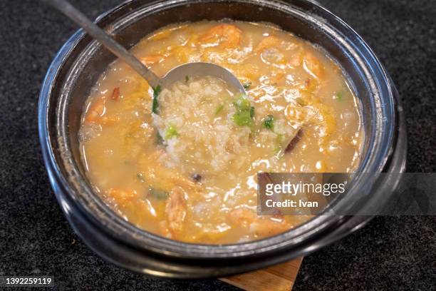 chinese style porridge, rice,  shrimp casserole porridge - shrimp and grits stock-fotos und bilder