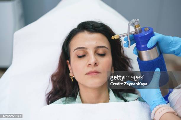 cryotherapy - cryotherapy stockfoto's en -beelden