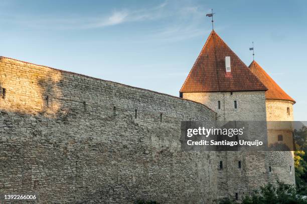 tallinn city wall and medieval towers - town wall tallinn stock pictures, royalty-free photos & images