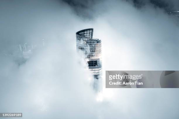 city on the cloud - shanghai tower schanghai stock-fotos und bilder
