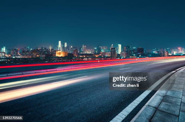 urban elevated road at night - city roads fotografías e imágenes de stock