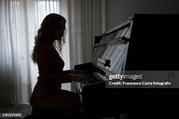 silhouette of pianist - fabolous musician stockfoto's en -beelden