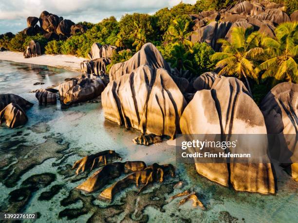 anse source d ' argent beach la digue island-seychellen - seychellen stock-fotos und bilder