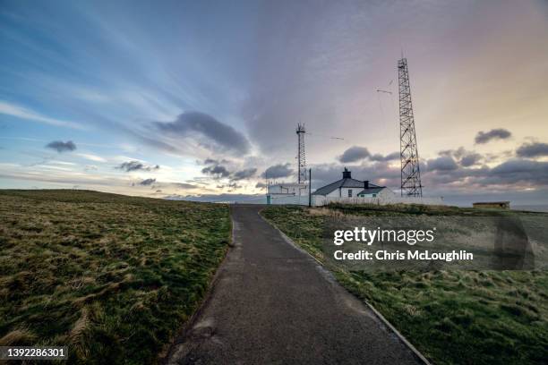 fog signal station at flamborough head point on the north yorkshire coast at sunrise - scarborough uk 個照片及圖片檔