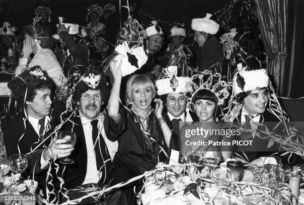 Mireille Mathieu, Guy Drut, Mort Shuman, Annie Cordy, Michel Drucker et Thierry le Luron fêtent la soirée du réveillon chez Raspoutine à Paris le 31...