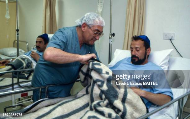 Immigré Juif soviétique visité par le chirurgien à l'hôpital après sa circoncision en Israël, en 1990.
