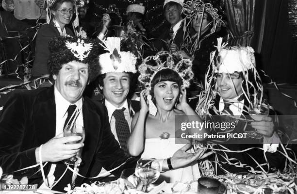 Mireille Mathieu, Mort Shuman, Michel Drucker et Thierry le Luron fêtent la soirée du réveillon chez Raspoutine à Paris le 31 décembre 1976