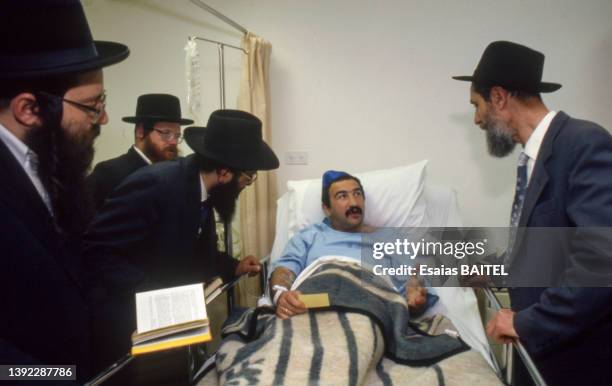 Immigré Juif soviétique visité par des rabbins à l'hôpital après sa circoncision en Israël, en 1990.