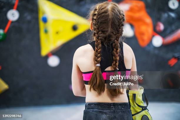 brave little girl climbing at rock-climbing wall - extreem weer stock pictures, royalty-free photos & images