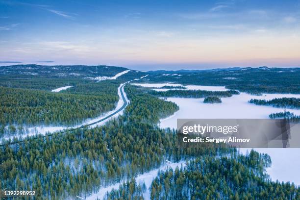 winter landscape of finnish lapland - rovaniemi fotografías e imágenes de stock