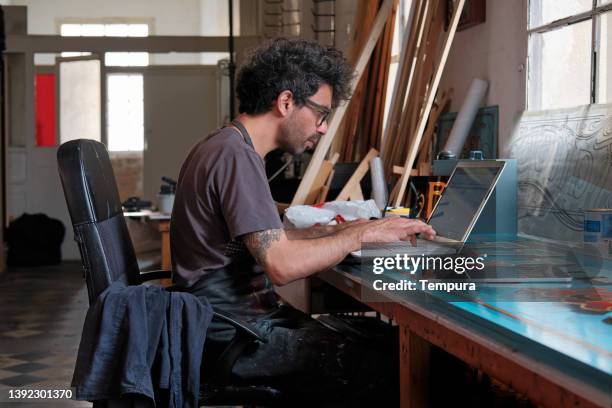 a graphic designer works with a computer in a studio. - 自由工作��者 個照片及圖片檔