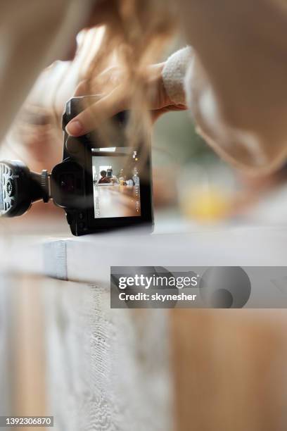 eine schwarze familie am set fotografieren! - atelier food stock-fotos und bilder